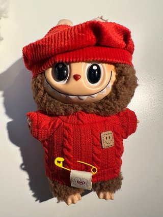 Labubu peluche rojo
