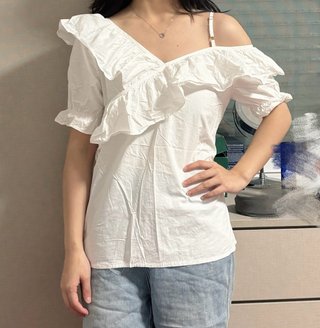 Blusa blanca con volantes y hombros descubiertos