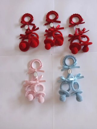 Chupetes a  crochet para carrito de bebé y cuna.