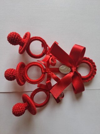 Chupetes a  crochet para carrito de bebé y cuna.