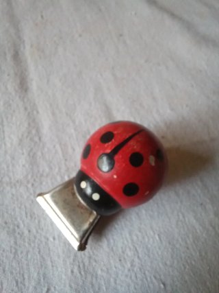 Pinza de papel roja
