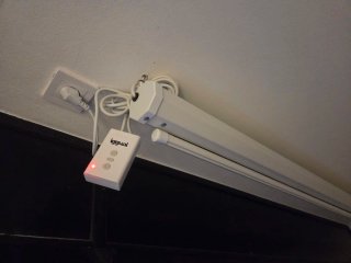 Pantalla proyector eléctrica + soporte