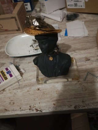 Figura Dama con Sombrero Negra