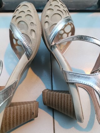 Sandalias Pitillos Tacón Medio Beige/Plata