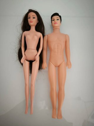 Bonecos tipo Barbie e Ken