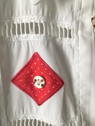 Camicia cotone bianca con applicazioni rosse