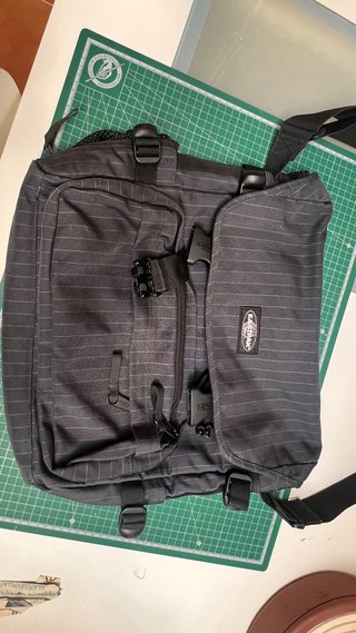 Maletín Eastpak azul Rayas