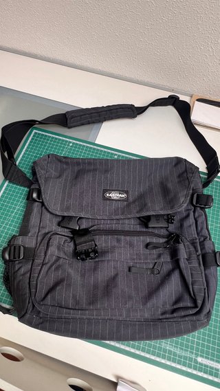 Maletín Eastpak azul Rayas