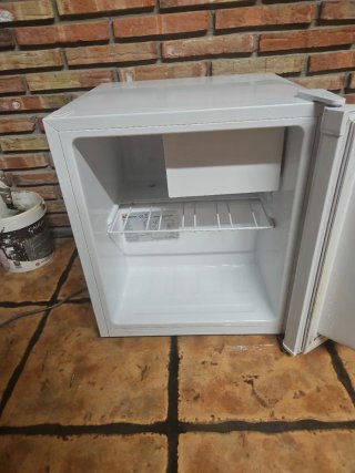 Frigorífico pequeño blanco con congelador