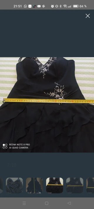 Vestido de fiesta negro con bordado.
