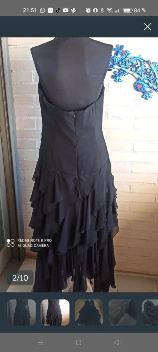 Vestido de fiesta negro con bordado.