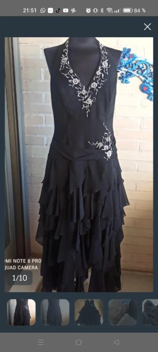 Vestido de fiesta negro con bordado.