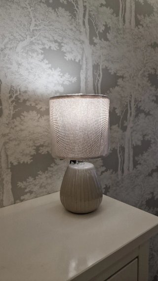 Lámpara de mesa gris con pantalla mesita de noche