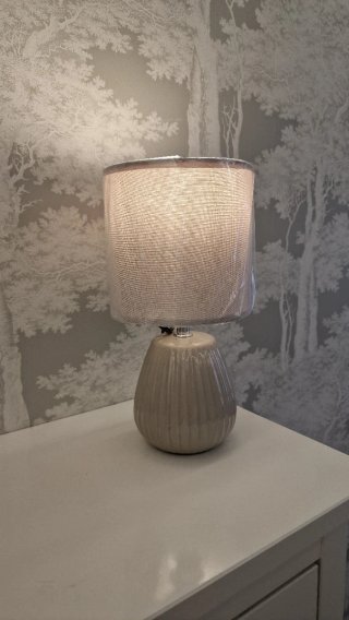 Lámpara de mesa gris con pantalla mesita de noche