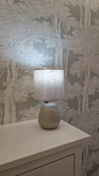 Lámpara de mesa gris con pantalla mesita de noche