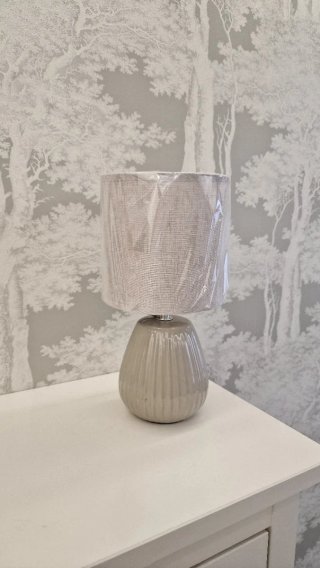 Lámpara de mesa gris con pantalla mesita de noche