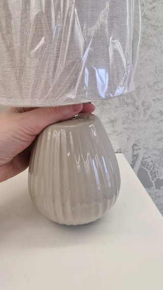 Lámpara de mesa gris con pantalla mesita de noche