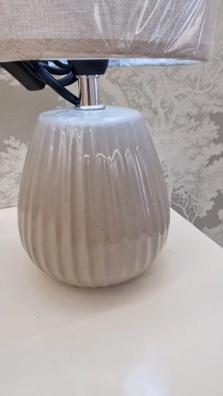 Lámpara de mesa gris con pantalla mesita de noche