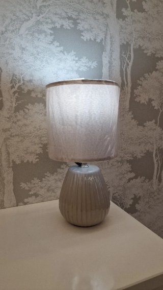 Lámpara de mesa gris con pantalla mesita de noche
