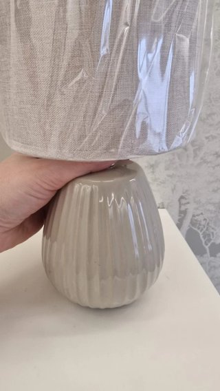 Lámpara de mesa gris con pantalla mesita de noche