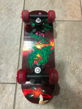 Skate de madera con diseño de dragón 43 cm largo.