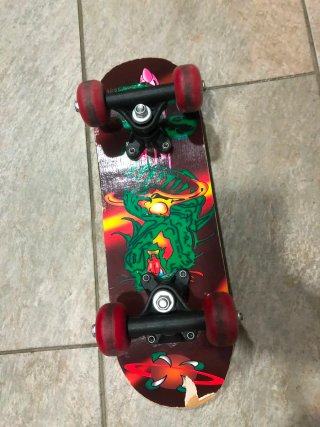Skate de madera con diseño de dragón 43 cm largo.