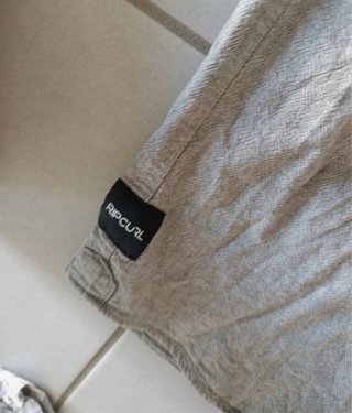 Camisa manga corta gris con bolsillo azul