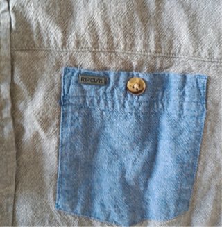 Camisa manga corta gris con bolsillo azul