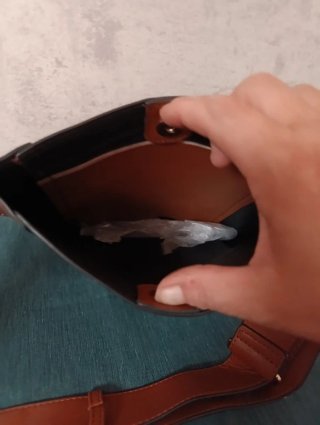 Bolso marrón con tachuelas doradas