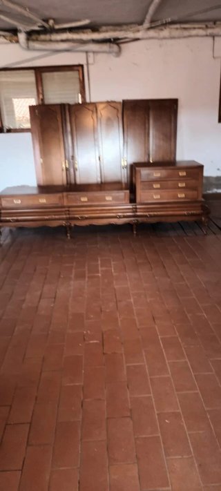 Armario de madera con puertas talladas