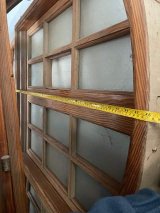 Puerta de madera con cristales