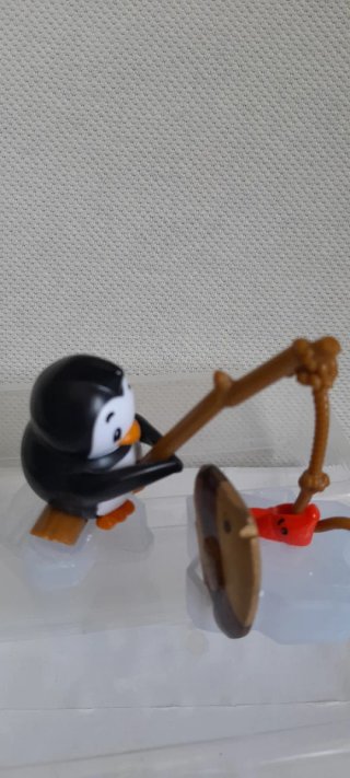 Pinguino Kinder Maxi Sorpresa Collezione 2018