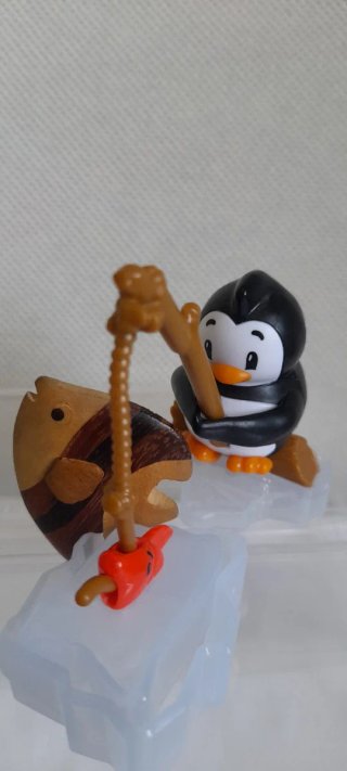 Pinguino Kinder Maxi Sorpresa Collezione 2018