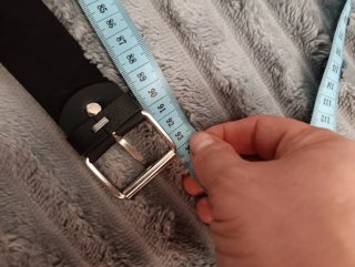 Cinturón negro con cadenas plateadas