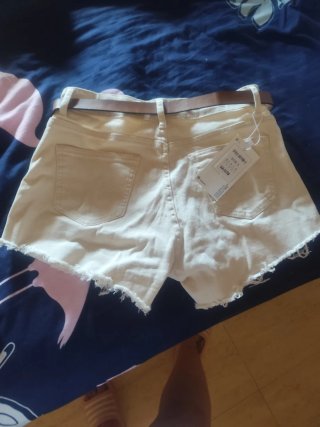 Shorts beige y cinturón marrón