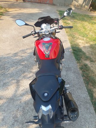 BMW S1000R Naked Roja y Negra
