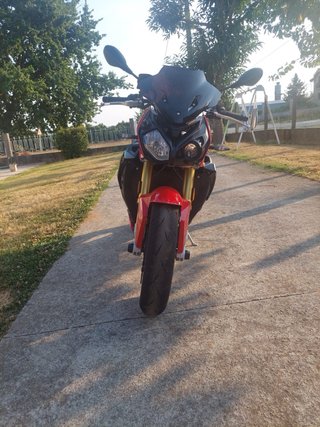 BMW S1000R Naked Roja y Negra