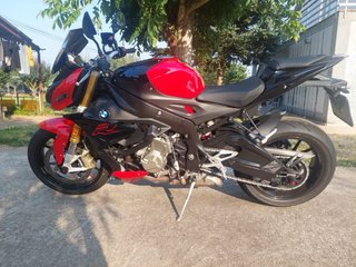 BMW S1000R Naked Roja y Negra