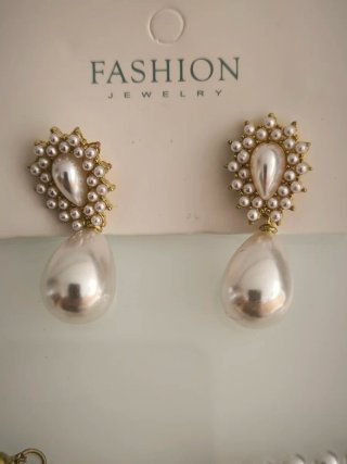 Conjunto de bijuteria dourado e branco