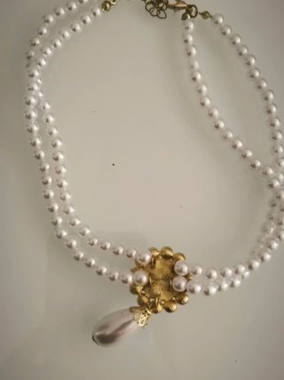Conjunto de bijuteria dourado e branco