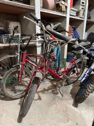 Bicicletas antiguas rojas