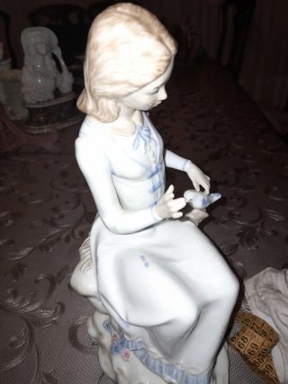 Figura cerámica mujer sentada con.sello