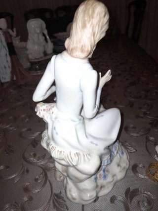 Figura cerámica mujer sentada con.sello