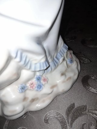 Figura cerámica mujer sentada con.sello