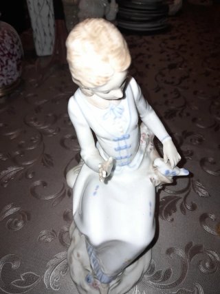 Figura cerámica mujer sentada con.sello
