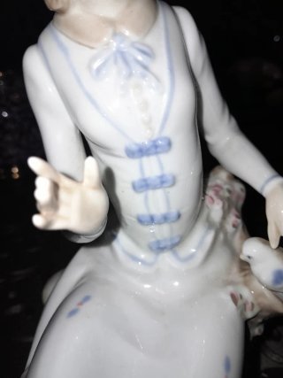 Figura cerámica mujer sentada con.sello