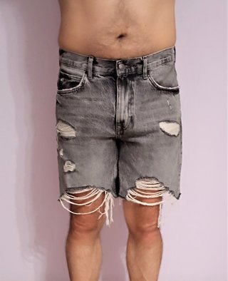 Pantalón corto vaquero gris desgastado