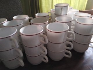 Tazas de porcelana blanca con borde