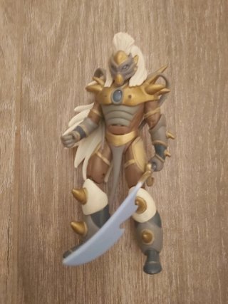 Figura de acción guerrero con espada