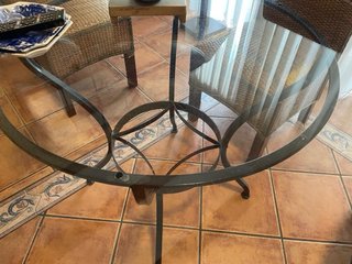 Mesa de cristal con estructura metálica